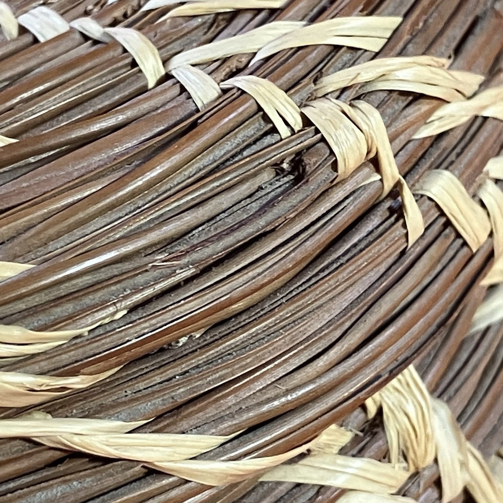 Vintage Handwoven Pine Needle Box with Lid / Handcrafted Coiled Basketry‎ - Picture 9 of 15